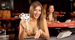 Pengguna Indonesia menikmati Live Casino warungjekpot di smartphone dengan tampilan meja roulette yang responsif